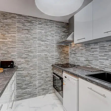 Cute In Valley Адехе